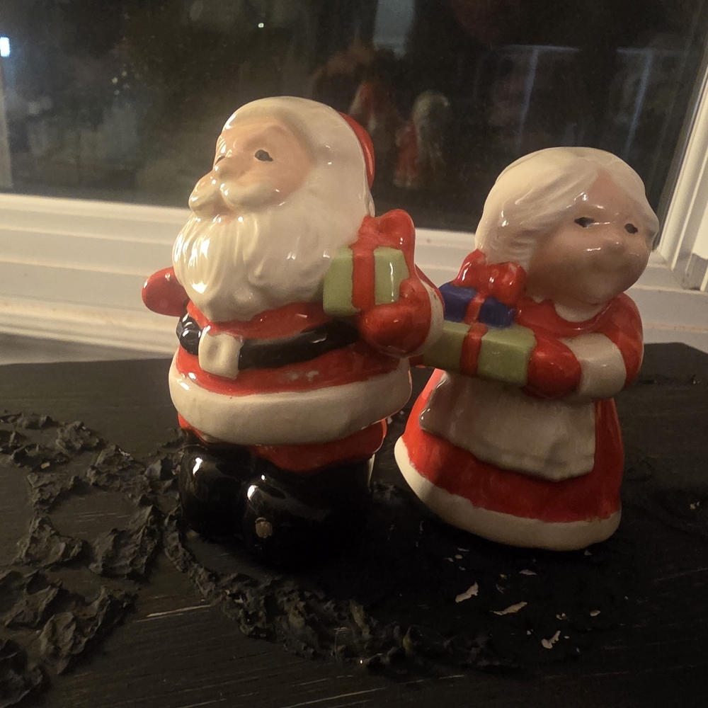 1981 Vintage  Hallmark Mr. & Mrs. Santa Claus Salt And Pepper Shakers
